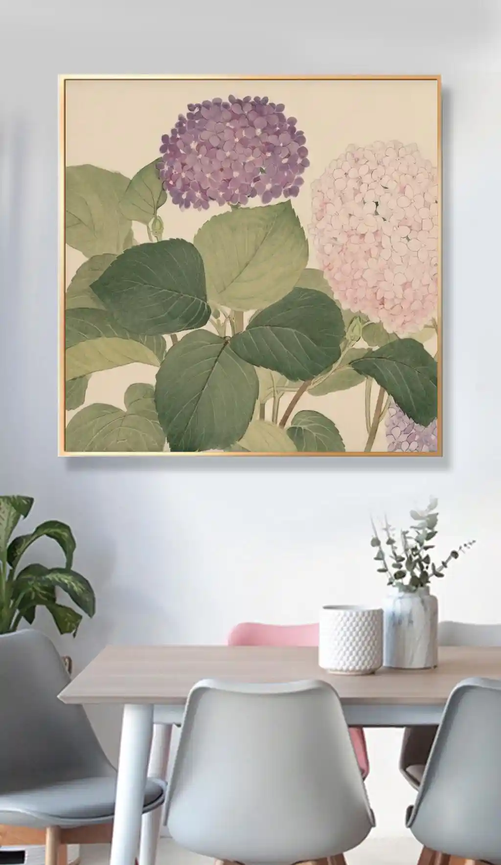 Bej Fon Üzerinde Lila ve Pembe Ortancalar